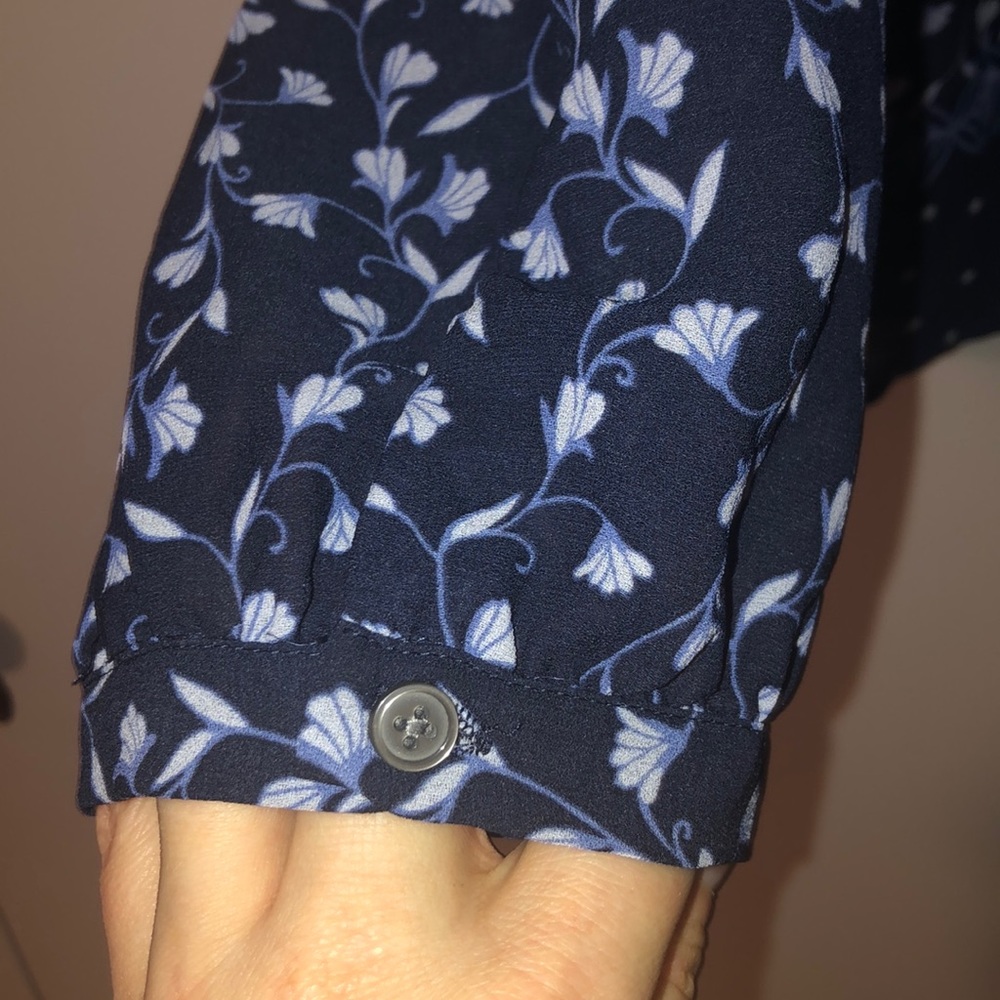 3 times worn. Bought spring 2019. Billow sleeves.